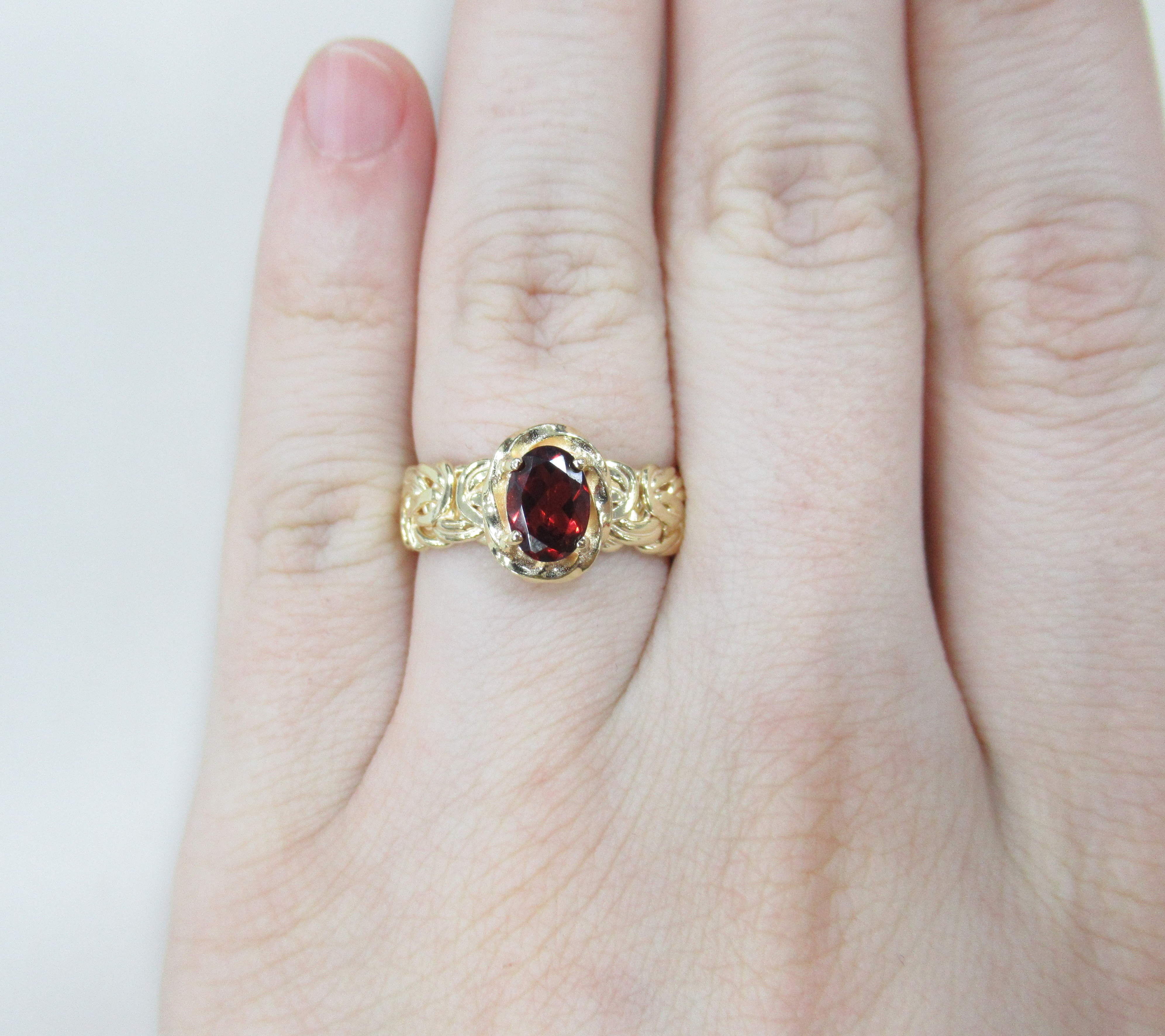 Серебряное кольцо с гранатом